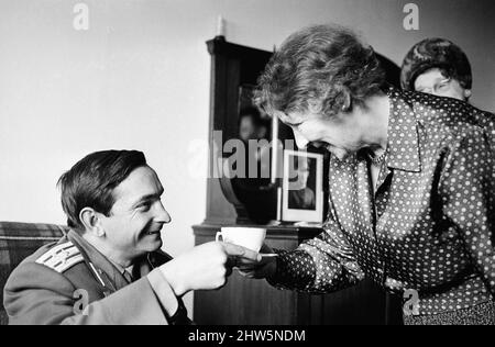 Oberstleutnant Valery Bykovsky, sowjetischer Kosmonaut, genießt eine Tasse Tee mit Oberbürgermeisterin Elizabeth Yarwood, während einer Stadtbesichtigung, Manchester, am 24.. Oktober 1967. Valery Bykovsky stellte einen Weltraumausdauerrekord auf, als er 1963 fünf Tage im Orbit an Bord von Vostok 5 verbrachte. Es bleibt der Langstreckenrekord für einen Solo-Weltraumflug. (4 Tage, 23 Stunden in Wostok 5 vom 14. Bis 19. Juni 1963) Stockfoto