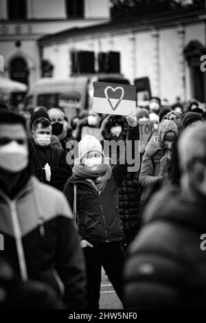 München, Deutschland. 03. März 2022. Am 3.. März versammelten sich 2022 2.000 Menschen auf dem Odeonsplatz in München, um gegen die russische Invasion in der Ukraine zu protestieren und ihre Solidarität mit dem ukrainischen Volk zu zeigen. Die Kundgebung wurde von Fridays für das zukünftige München organisiert. (Foto: Alexander Pohl/Sipa USA) Quelle: SIPA USA/Alamy Live News Stockfoto