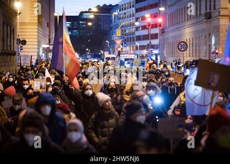 München, Deutschland. 03. März 2022. Am 3.. März versammelten sich 2022 2.000 Menschen auf dem Odeonsplatz in München, um gegen die russische Invasion in der Ukraine zu protestieren und ihre Solidarität mit dem ukrainischen Volk zu zeigen. Die Kundgebung wurde von Fridays für das zukünftige München organisiert. (Foto: Alexander Pohl/Sipa USA) Quelle: SIPA USA/Alamy Live News Stockfoto