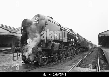 Nummer 34021 Dartmoor eine Bulleid Pacific Lokomotive der West Country Class, hier gesehen, bevor sie Salisbury, Wiltshire, verlässt und zum letzten Mal vor dem retirement30.. April 1967 nach London, Waterloo, fährt. Stockfoto