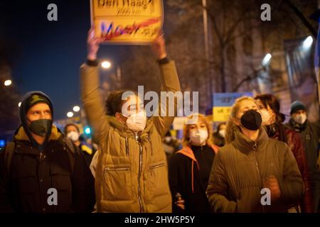 München, Deutschland. 03. März 2022. Am 3.. März versammelten sich 2022 2.000 Menschen auf dem Odeonsplatz in München, um gegen die russische Invasion in der Ukraine zu protestieren und ihre Solidarität mit dem ukrainischen Volk zu zeigen. Die Kundgebung wurde von Fridays für das zukünftige München organisiert. (Foto: Alexander Pohl/Sipa USA) Quelle: SIPA USA/Alamy Live News Stockfoto