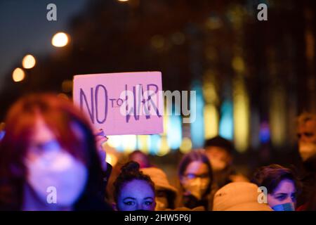 München, Deutschland. 03. März 2022. Am 3.. März versammelten sich 2022 2.000 Menschen auf dem Odeonsplatz in München, um gegen die russische Invasion in der Ukraine zu protestieren und ihre Solidarität mit dem ukrainischen Volk zu zeigen. Die Kundgebung wurde von Fridays für das zukünftige München organisiert. (Foto: Alexander Pohl/Sipa USA) Quelle: SIPA USA/Alamy Live News Stockfoto