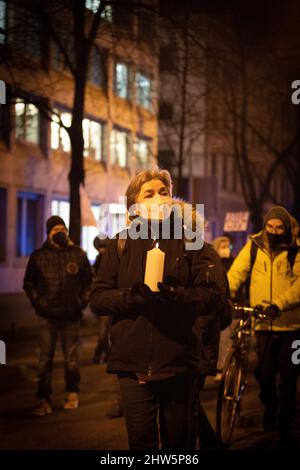 München, Deutschland. 03. März 2022. Am 3.. März versammelten sich 2022 2.000 Menschen auf dem Odeonsplatz in München, um gegen die russische Invasion in der Ukraine zu protestieren und ihre Solidarität mit dem ukrainischen Volk zu zeigen. Die Kundgebung wurde von Fridays für das zukünftige München organisiert. Frau mit Kerze. (Foto: Alexander Pohl/Sipa USA) Quelle: SIPA USA/Alamy Live News Stockfoto