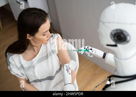 Robot Doctor Injiziert Patientenarm Mit Impfstoff Stockfoto