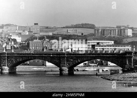 Aberystwyth Ceredigion, West Wales, 4.. April 1967. Blick vom Hafen Aberystwyth auf die Mündung, mit der Trefechan-Brücke und den Universitätsgebäuden und der National Library of Wales auf dem Hügel im Hintergrund. Stockfoto
