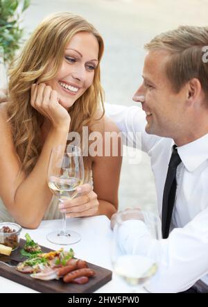 Hes alles, was ich will. Eine Frau genießt die Gesellschaft ihres Freundes in einem Restaurant. Stockfoto