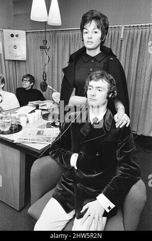 BBC Radio One Proben vor der offiziellen Veröffentlichung, Studioszenen, Broadcasting House, London, 28.. September 1967. Am Freitag, den 30. September 1967, um 7:00 Uhr wurde Radio One gestartet. Der erste Discjockey, der auf dem neuen Sender ausgestrahlt wurde, war Tony Blackburn, und die erste Platte, die gespielt wurde, war „Flowers in The Rain“ von The Move. Im Bild DJ Kenny Everett im Studio. Er sitzt in diesem Rahmen. Bild aufgenommen am 28.. September 1967 Stockfoto