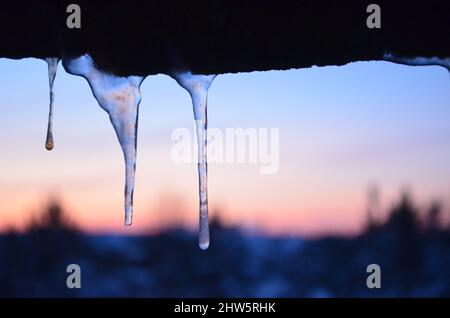 Eiszapfen am kalten Winterabend in einem Dorf Stockfoto