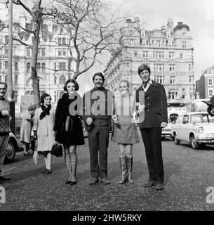 Filmstars in einer Pause bei den Proben für eine Royal Film Performance von Franco Zeffirellis Film von Romeo und Julia. Morgen Nacht wird die Königin den Film sehen. Auf der linken Seite ist Joan Collins und auf der rechten Seite ist Richard Chamberlain. Leicester Square, London. 3.. März 1968. Stockfoto