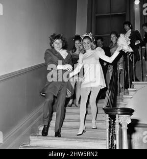 Hochzeit des polnischen Filmregisseurs Roman Polanski und seiner Braut, der amerikanischen Schauspielerin Sharon Tate, im Chelsea Register Office, London. 20.. Januar 1968. Stockfoto