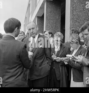 The Aberfan Tribunal, Cardiff, , South Wales, 20.. April 1967 Lord Robens spricht heute in Cardiff mit der Presse die Aberfan-Katastrophe war ein katastrophaler Zusammenbruch einer kollidierenden Beute im walisischen Dorf Aberfan, in der Nähe von Merthyr Tydfil. Er wurde durch eine Ansammlung von Wasser im angesammelten Fels und Schiefer verursacht, die plötzlich in Form von Schlamm bergab zu rutschen begann und am 21.. Oktober 1966 die Pantglas Junior School darunter verschlang und 116 Kinder und 28 Erwachsene tötete. Das ursprüngliche Schulgelände ist heute ein Gedenkgarten. Bild aufgenommen am 20.. April 1967 Stockfoto