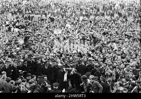 1968 Liga Division ein Spiel.Newcastle United 3 V Manchester City 4. Manchester City besiegelt die Meisterschaft mit einem Sieg über Newcastle United, bevor sie von der Menge gedrängt wird. 11. Mai 1968. Stockfoto