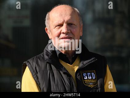 Dresden, Deutschland. 03. März 2022. Wolf-Rüdiger Ziegenbalg, ehemaliger Präsident der SG Dynamo Dresden, steht vor dem Rudolf-Harbig-Stadion vor dem Beginn der öffentlichen Gedenkfeier zu Ehren von Hans-Jürgen 'Dixie' Dörner. Der 100-mal besetzte DDR-Nationalspieler starb in der Nacht zum 19. Januar 2022 nach einer langen, schweren Krankheit kurz vor seinem 71.. Geburtstag. Quelle: Robert Michael/DPA-Zentralbild/DPA/Alamy Live News Stockfoto