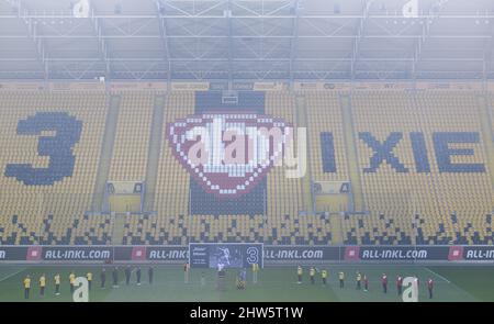 Dresden, Deutschland. 03. März 2022. Ralf Minge, ehemaliger Teamkollege, spricht während der öffentlichen Gedenkfeier zu Ehren von Hans-Jürgen 'Dixie' Dörner im Rudolf-Harbig-Stadion. Der 100-mal besetzte DDR-Nationalspieler starb in der Nacht zum 19. Januar 2022 nach einer langen, schweren Krankheit kurz vor seinem 71.. Geburtstag. Quelle: Robert Michael/DPA-Zentralbild/DPA/Alamy Live News Stockfoto