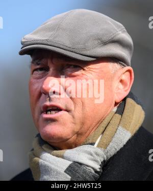 Dresden, Deutschland. 03. März 2022. Matthias 'Atze' Döschner, ehemaliger Spieler der SG Dynamo Dresden, steht vor dem Rudolf-Harbig-Stadion vor dem Beginn der öffentlichen Gedenkfeier zu Ehren von Hans-Jürgen 'Dixie' Dörner. Der 100-mal besetzte DDR-Nationalspieler starb in der Nacht zum 19. Januar 2022 nach einer langen, schweren Krankheit kurz vor seinem 71.. Geburtstag. Quelle: Robert Michael/DPA-Zentralbild/DPA/Alamy Live News Stockfoto