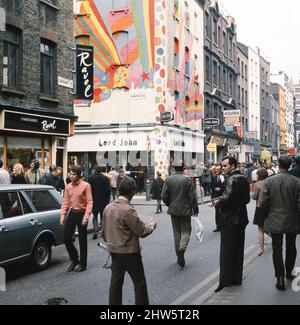 Straßenszene in der Carnaby Street, London. November 1968. Stockfoto