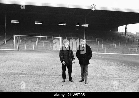 Ehemalige Teamkollegen, Terry Venables & George Graham, werden am Samstag (7.. Januar) in Highbury gegeneinander spielen, wenn sich Freunde und Geschäftspartner im North London Derby treffen. Terry Venables wurde für 80.000 Pfund von Chelsea nach Tottenham und George Graham für 75.000 Pfund von Chelsea nach Arsenal verlegt. Zusammen in Highbury, Heimstadion des Arsenal Football Club, am Donnerstag, 5.. Januar 1967. Stockfoto