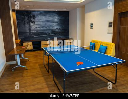 Eine blaue Tischtennisplatte in einem Aufenthaltsraum. Stockfoto