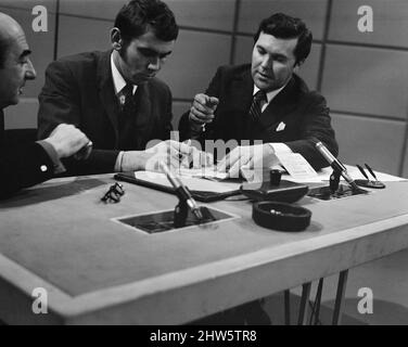 Chris Finnegan, der britische Boxer, der bei den Olympischen Spielen in Mexiko eine Goldmedaille gewann, unterzeichnet eine professionelle Form. Chris signiert entlang der gepunkteten Linie für Sammy Burns in den London Weekend TV Studios, Wembley. Von links nach rechts: Sammy Burns, Chris Finnegan und der Londoner Wochenendkommentator Richard 'Dickie' Davies. 23.. November 1968. Stockfoto