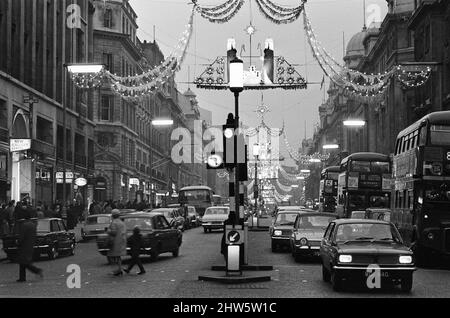 Weihnachtsbeleuchtung in der Regents Street, London, Sonntag, 1.. Dezember 1968. Stockfoto