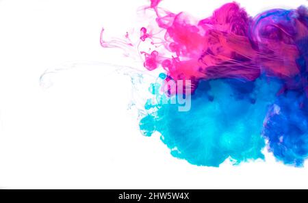 Kreativer Farbüberlauf Konzept der Malerei Tinte. Eine Explosion von Neonfarben rosa und blau auf weißem Hintergrund. Stockfoto