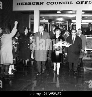 Premierminister Harold Wilson (1916 - 1995) hat hier gesehen, wie er die Büros von Hebburn Coucil verließ, während er Hebburn und Jarrow während seiner Tour durch den Nordosten des Landes besuchte. 17.. Februar 1967 Stockfoto