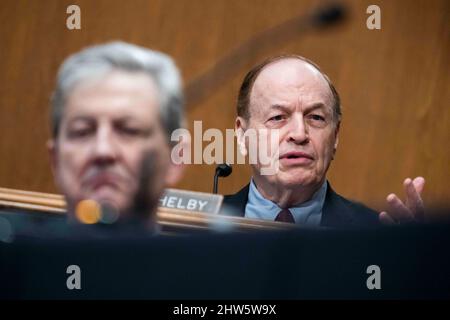 Sens. Richard Shelby, R-Ala., rechts, und John Kennedy, R-La., hören den Vorsitzenden der US-Notenbank, Jerome Powell, während der Anhörung des Bankenausschusses des Senats mit dem Titel „der halbjährliche geldpolitische Bericht an den Kongress“ am Donnerstag, dem 3. März 2022, im Dirksen-Gebäude in Washington, DC, USA, zu. Foto von Tom Williams/Pool/ABACAPRESS.COM Stockfoto