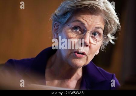 Senatorin Elizabeth Warren, Massachusetts, befragt den Vorsitzenden der US-Notenbank, Jerome Powell, während der Anhörung des Bankenausschusses des Senats mit dem Titel „der halbjährliche geldpolitische Bericht an den Kongress“ am Donnerstag, den 3. März 2022, im Dirksen-Gebäude in Washington, DC, USA. Foto von Tom Williams/Pool/ABACAPRESS.COM Stockfoto