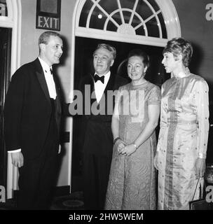 Hugh Cudlipp, Chairman, Daily Mirror Newspapers, und seine Frau Jodi Hyland begrüßen den Abgeordneten Anthony Wedgwood Benn, den Minister für Technologie (Tony Benn) und Caroline Middleton DeCamp am Donnerstag, den 26.. Januar 1967, in Luncheon, Southampton. Stockfoto