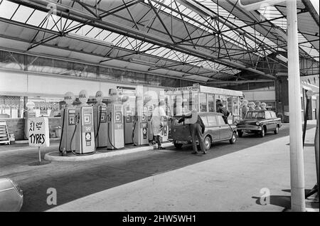 Tankstelle. West Midlands. 21.. Juni 1967. Stockfoto