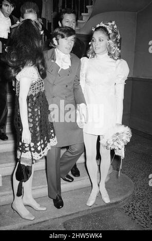 Hochzeit des polnischen Filmregisseurs Roman Polanski und seiner Braut, der amerikanischen Schauspielerin Sharon Tate, im Chelsea Register Office, London. Das Bild zeigt: Das frisch verheiratete Paar verlässt das Standesamt für ihren abendlichen Empfang im Londoner Playboy Club. 20.. Januar 1968. Stockfoto