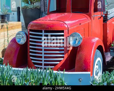 Blick auf das Vorderende eines wunderschön restaurierten Oldtimer-Lkw-Automobils. Alte Vintage American Red Pickup Auto Vorderseite Stockfoto