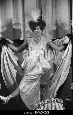 Maggie Smith während der Dreharbeiten zu „Oh! What a Lovely war', Regie: Richard Attenborough (in seinem Regiedebüt). Maggie Smith spielt einen Musiksaal-Star. März 1968. Stockfoto