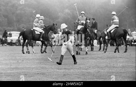 Combermere Cup Final Polo Spiel in Windsor gespielt. Windsor Park besiegte Lowood mit 6 Toren zu 4, um die Trophäe mit Hilfe von Prinz Charles und seinem Vater Prinz Philip zu gewinnen, die beide während des Spiels wichtige Tore erzielten. Prinz Charles, nachdem er von seinem Pferd gekommen war, abgebildet. 30.. April 1967. Stockfoto