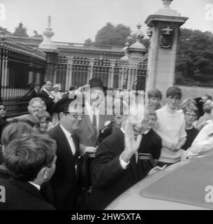 Der Manager von Manchester United, Matt Busby, winkt, als er am Buckingham Palace ankommt, um von Ihrer Majestät der Königin zum Ritter geschlagen zu werden.9.. Juli 1968. Stockfoto