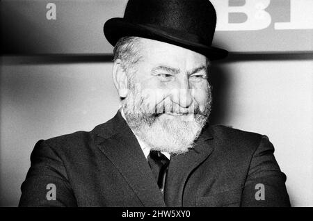 Captain William Warwick der neue Kapitän des Cunard-Liners Queen Elizabeth 2 und das Modell, das auf der International Boat Show im Earls Court, London, ausgestellt wird. 2.. Januar 1968. Stockfoto