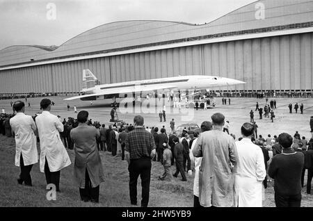 Concorde 002, die britische Montagen-zweite der anglo-französischen Überschallflugzeuge, wurde heute von der Montagelinie des britischen Flugzeugkonzerns in Filton, Gloucestershire, ausgerollt. 002 und die Franzosen 001 sind eineiige Zwillinge. Obwohl mehrere hundert Meilen in zwei Ländern zusammengebaut, enthält jedes genau die gleichen französischen und britischen Bauteile. 12.. September 1968. Stockfoto