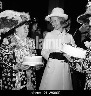 Katharine, Herzogin von Kent, besucht die Park Lane Fair im Piccadilly Hotel. 12.. November 1968. Stockfoto