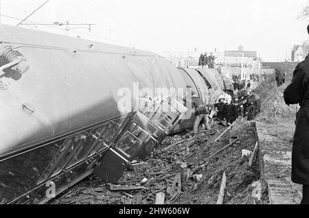 Der Eisenbahnunfall von Stechford 1967 ereignete sich am 28.. Februar 1967 am Bahnhof Stechford in der Gegend von Stechford in Birmingham, England. Hauptursache - Treiberfehler. Sekundäre Ursache - Shunter-Fehler. Ergebnis Nebeneinanderprall, Entgleisung, Kollision mit der Struktur. 9 Tote, 16 Verletzte. Eine Diesellokomotive der Baureihe 24 war mit einem Ballastzug am Stechford-Nebengleise angekommen. Dies sollte nach Nuneaton zurückkehren und so musste die Lokomotive um den Zug fahren. Es gab zu viele Waggons, um die Rundlaufschleife zu verwenden, so dass der Head Shunter beschloss, die Lok über die m herumzufahren Stockfoto