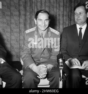 LT. Col Valery Bykovsky, sowjetischer Kosmonaut am Flughafen London-Heathrow, Donnerstag, 19.. Oktober 1967. Valery Bykovsky stellte einen Weltraumausdauerrekord auf, als er 1963 fünf Tage im Orbit an Bord von Vostok 5 verbrachte. Es bleibt der Langstreckenrekord für einen Solo-Weltraumflug. (4 Tage, 23 Stunden in Wostok 5 vom 14. Bis 19. Juni 1963) Stockfoto