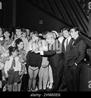 Carroll Levis, (58) der kanadische Talent Spotter und Star Maker, hier im Davenport Theatre, Stockport, Die ersten Vorsingen einer landesweiten Jagd nach dem neuen Talent.aus einer vierstündigen Prozession von 101 Akten wählte er 70 aus, die nächste Woche an verschiedenen Abenden im Davenport als Teil einer Varieté-Rechnung erscheinen werden. Dies wird in 15 anderen Städten geschehen, und die Menschen, die den meisten Beifall bekommen, werden im Oktober in einem Finale in London erscheinen. Carroll Richard Levis (15. März 1910 bis 17. Oktober 1968) war Talentscout, Impresario sowie Fernseh- und Radiopersönlichkeit. Geboren in Toronto, O Stockfoto