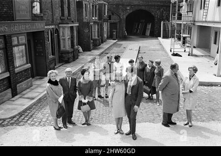 Eine neue Straßeneinstellung für die „Coronation Street“. Granada TV hat ein Outdoor-Set für einige der Szenen gebaut. Im Bild sind die Darsteller: Gerry Booth (Graham Haberfield), Len Fairclough (Peter Adamson), Elsie Tanner (Pat Phoenix), Lucille Hewitt (Jennifer Moss), Ena Sharples (Violet Carson), Millie Caldwell (Margot Bryant), Jenny Sutton (Mitzi Rogers), Annie Walker (Doris Speed), Jack Walker (Arthur Leslie Derlow), Anne Barbyshire (Eileen) (William Roache), Leslie Clegg (John Sharpe) und Margaret Clegg (Irene Sutcliffe). 18. Mai 1968. Stockfoto