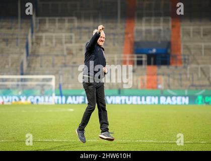 Finaler Jubeltrainer Christian STREICH (FR) allein vor den Fans. Fußball DFB Pokal Viertelfinale, VfL Bochum (BO) - SC Freiburg (FR) 1:2 aet, am 2.. März 2022 in Bochum/Deutschland. Â Stockfoto