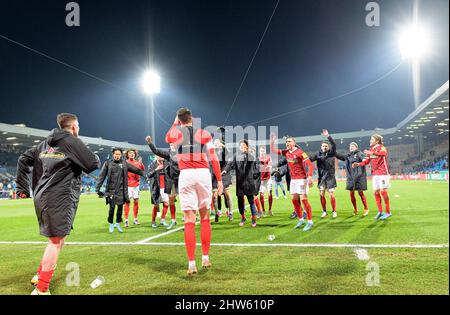 Zum Abschluss jubeln FR, die Spieler feiern und tanzen vor den Fans. Fußball DFB Pokal Viertelfinale, VfL Bochum (BO) - SC Freiburg (FR) 1:2 aet, am 2.. März 2022 in Bochum/Deutschland. Â Stockfoto