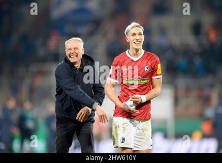 Der letzte Jubel von Trainer Christian STREICH (FR) mit Nico SCHLOTTERBECK r. (FR), Fußball DFB Cup Viertelfinale, VfL Bochum (BO) - SC Freiburg (FR) 1:2 aet, am 2.. März 2022 in Bochum/Deutschland. Â Stockfoto