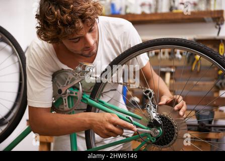 Dinge zu reparieren ist das, was ich am besten kann. Aufnahme eines selbstbewussten jungen Fahrradwerkers. Stockfoto