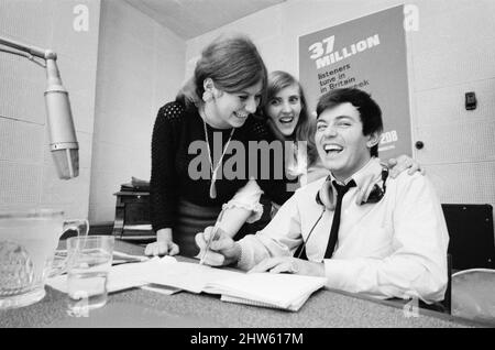 Tony Blackburn, der 22-jährige Disc Jockey, im Studio Radio Luxembourg, lacht mit einigen Assistenten. Tony Blackburn startete kürzlich BBC, Radio One startete auf 7am. Freitag, 30.. September 1967. Bild aufgenommen am Samstag, 1.. Oktober 1967 Stockfoto