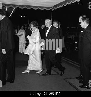 Der Royal Charity Premier von „Oliver!“ In Anwesenheit der Königlichen Hoheit Prinzessin Margaret und Lord Snowdon, unterstützt durch den NSPCC, gesponsert vom Variety Club. Premierminister Harold Wilson trifft mit Frau Wilson zum Premierminister ein. Odeon Theatre, Leicester Square. 26.. September 1968. Stockfoto