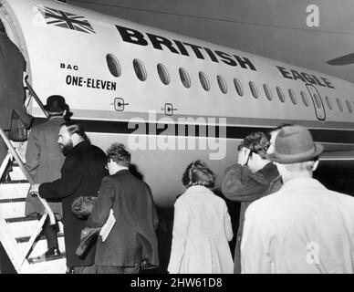 British Eagle International Airlines eine große unabhängige britische Fluggesellschaft, die von 1948 bis zu ihrer Auflösung im Jahr 1968 operierte. British Eagle und seine Schwestergesellschaften haben den Handel am 6.. November 1968 um Mitternacht aufgrund wachsender finanzieller Probleme eingestellt und zwei Tage später freiwillig aufgelöst. Unser Bild Zeigt ... Passagiere, die den British Eagle BAC 1-11-Flug 530pm nach London, Liverpool Speke Airport, besteigen, Mittwoch, 6.. November 1968. Stockfoto