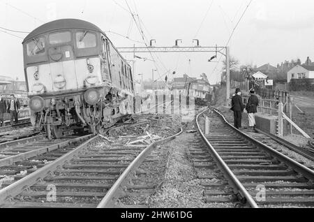 Der Eisenbahnunfall von Stechford 1967 ereignete sich am 28.. Februar 1967 am Bahnhof Stechford in der Gegend von Stechford in Birmingham, England. Hauptursache - Treiberfehler. Sekundäre Ursache - Shunter-Fehler. Ergebnis Nebeneinanderprall, Entgleisung, Kollision mit der Struktur. 9 Tote, 16 Verletzte. Unser Bild Zeigt ... Der Dieselmotor (links) und das Heck des Manchester nach Coventry Express auf der rechten Seite. Eine Diesellokomotive der Baureihe 24 war mit einem Ballastzug am Stechford-Nebengleise angekommen. Dies sollte nach Nuneaton zurückkehren und so musste die Lokomotive um den Zug fahren. Das gab es auch Stockfoto